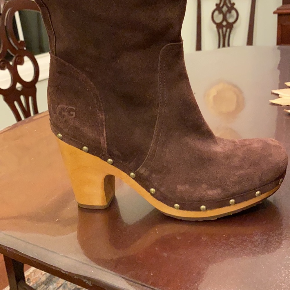 UGG Brown suede boots. EUC. Size 9. - Picture 9 of 9